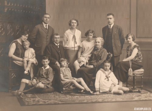 The Sadzawka family - Józef with his wife Maria, children and grandchildren